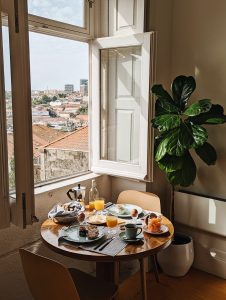 B28-Apartments-Porto-Portugal-centro-historico-do-porto-Quarto-Apartment-4A-pequeno-almoco-Breakfast