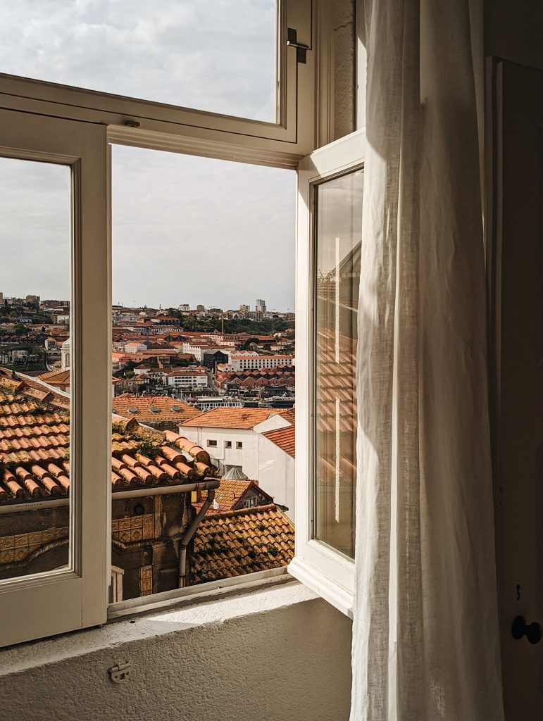 B28-Apartments-Porto-Portugal-centro-historico-do-porto-Quarto-Apartment-4A-vista-cidade-Bedroom
